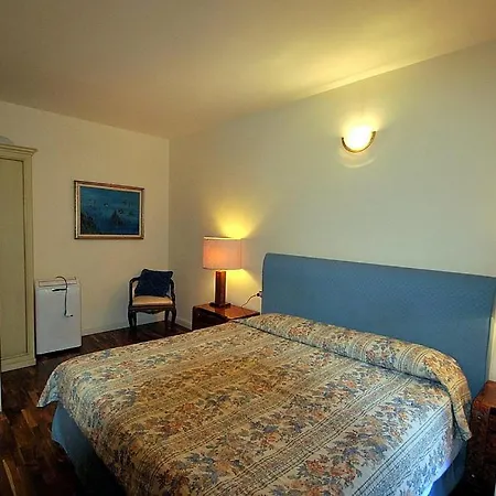 Sleeps 4 Pool Wifi Apartment