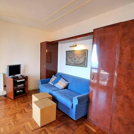 Sleeps 4 Pool Wifi Apartment