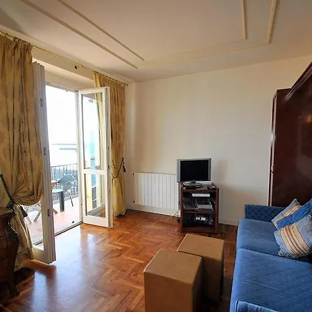 Sleeps 4 Pool Wifi Apartment