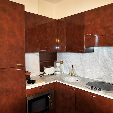 Sleeps 4 Pool Wifi Apartment